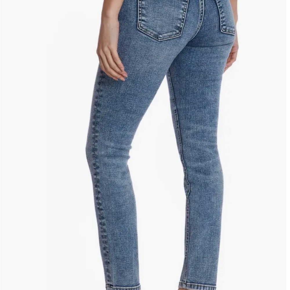 Hint of Blu Mid rise skinny jean